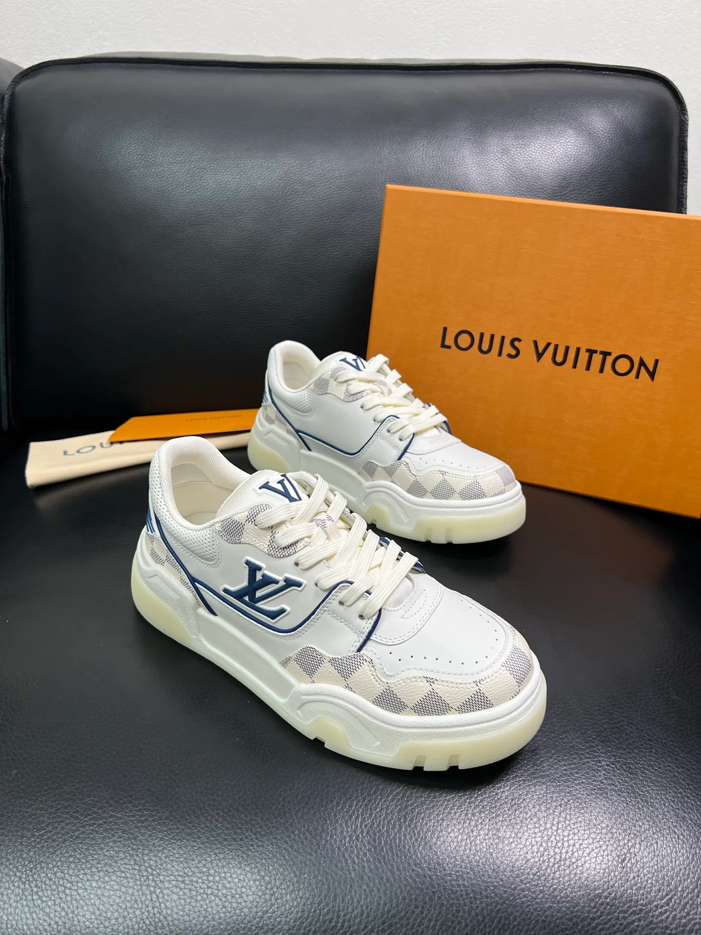 Men's shoes 💰900 Lv top purchase Louis Vuitton, counter synchronization, uppers imported from Italy cowhide, imported mesh padding soft and comfortable, soles: original soles specially provided by the original factory, T men's shoes 💰U exclusive movable molded soles super comfortable, original factory and single goods, high quality, welcome to compare, code number 38-44 (customized 45) 85883